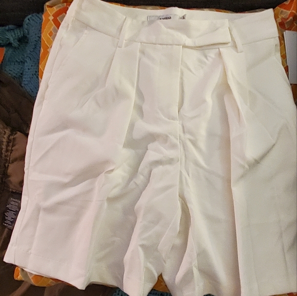 City Shorts in Cream (NWT) - Picture 2 of 8